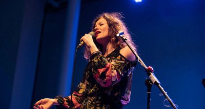 La Orquesta de Extremadura continúa «Grabando con artistas» y presenta un videoclip con Mili Vizcaíno