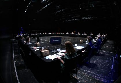 Plano general de la reunioón del Patronato del Teatro Real y de autoridades municipales, autonómicas y nacionales