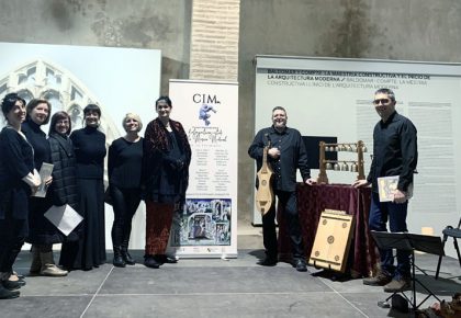 Maria Jonas en su curso dedicado a Hildegarda de Bingen, junto a varios alumnos.