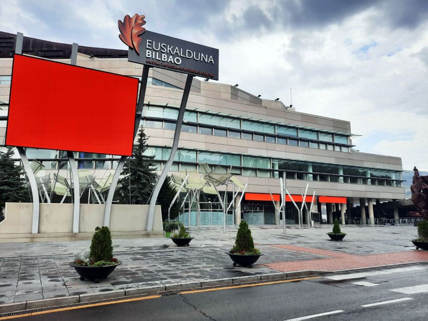 El Palacio Euskalduna se tiñe hoy de rojo en apoyo al sector cultural