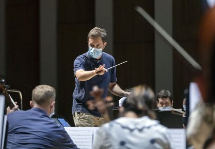 Ensayo al frente de la Orquesta de la Comunitat Valenciana