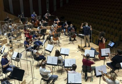 Ensayo al frente de la Orquesta de la Comunitat Valenciana