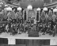 Pau Casals dirigint l’assaig de la seva Sardana per a violoncels que va oferir en primera  audició al Patronat de l’Orquestra Pau Casals. Palau de Música Catalana. 9/05/1929. Josep  Maria Sagarra i Plana. Fons Josep Maria Sagarra i Plana. Arxiu Nacional de Catalunya.
