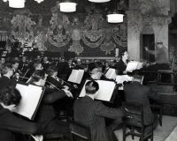 – Assaig de l’Orquestra Pau casals. El propi Pau Casals dirigeix l’assaig al Palau de la  Música Catalana. Concepció Badia i Millàs és la liederista. Autor: Pérez de Rozas, Carlos.  1934. Arxiu Fotogràfic de Barcelona