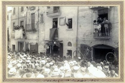Pau Casals destapant la placa que es va instal·lar a la seva casa nadiua, al carrer Santa  Anna, amb al següent inscripció “Casa nadiua de Pau Casals, glòria del món musical.  Homenatge de Catalunya. Any 1927” . Fotografia de Josep Maria Sagarra. Fons Pau Casals.  ANC.