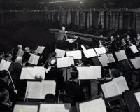 Assaig de l’orquestra Pau Casals. El propi Pau Casals dirigeix l’assaig al Palau de la  Música Catalana on l’acompanya la liederista Concepció Badia i Millàs. Autor: Pérez de Rozas,  Carlos. 1934. Arxiu Fotogràfic de Barcelona