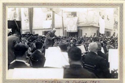 Pau Casals dirigint el concert popular amb al seva orquestra a la plaça Pi i Maragall on  van interpretar obres d’Enric Morera, Beethoven, Bach i Wagner. Fotografia de Josep Maria  Sagarra i Plana. Fons Pau Casals. ANC.
