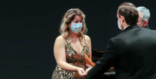 Mar-Moran-recibe-el-premio-Lola-Rodriguez