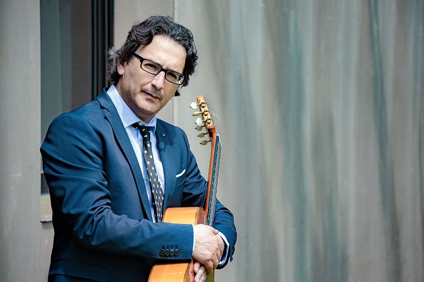 Paco Cruzado, guitarrista y compositor, presenta su discografía de Escuela Bolera y Flamenco