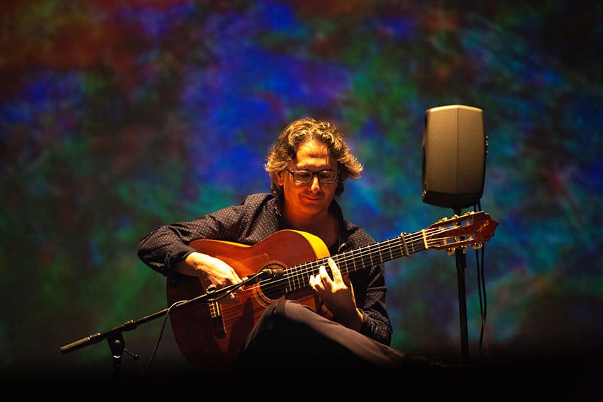 Paco Cruzado, guitarrista y compositor, presenta su discografía de Escuela Bolera y Flamenco