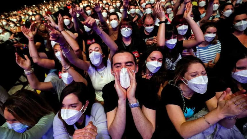 Palau Sant Jordi recibe a 5.000 fanáticos en concierto piloto sin distanciamiento social