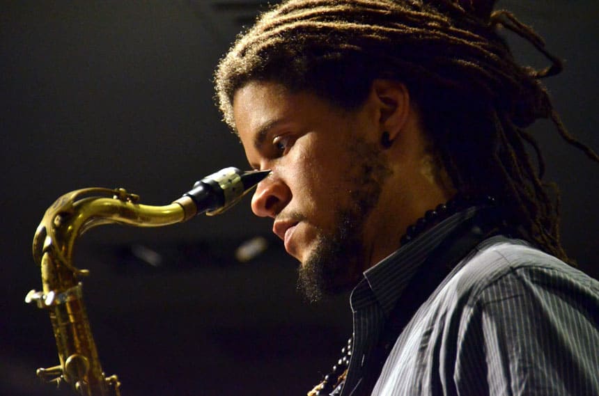 El saxofonista Ariel Bringuez recrea en el Teatro Arriaga el ambiente sonoro de la Cuba de los años 50