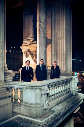 Opéra Garnier, Paris, le 15 avril 2021. Le directeur de l’Opéra de Paris, Alexander Neef, entouré à droite par Aurélie Dupont, directrice de la danse, et le nouveau directeur musical, Gustavo Dudamel à gauche. – © Julien Mignot