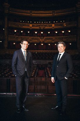 Opéra Garnier, Paris, le 15 avril 2021. Le directeur de l’Opéra de Paris, Alexander Neef, et le nouveau directeur musical, Gustavo Dudamel. – © Julien Mignot