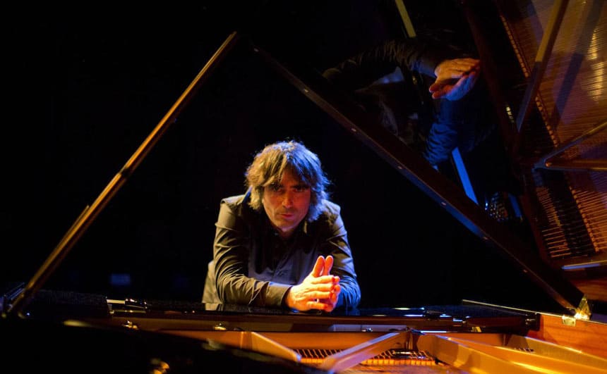 La belleza de la palabra de Bernardo Atxaga se deja abrazar por las melodías de Mikel Azpiroz en un recital único