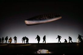 Allan Clayton (Peter Grimes), solistas, actores y Coro Titular del Teatro Real (Prólogo)