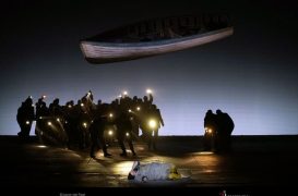 Allan Clayton (Peter Grimes), solistas, actores y Coro Titular del Teatro Real (Prólogo)