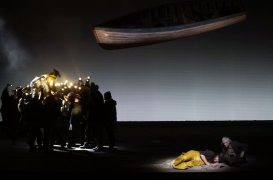 Allan Clayton (Peter Grimes), solistas, actores y Coro Titular del Teatro Real (Prólogo)