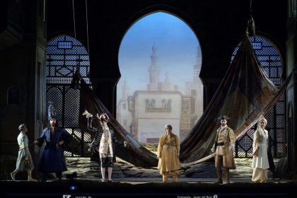 De izquierda a derecha, Gerardo Bullón (Rajah-Tabla), Gerardo López (Jacinto de Florelia), Carol García (Darío), Damián del Castillo (Juan de León) y Vanessa Goikoetxea (Benamor)