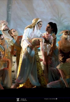 Vanessa Goikoetxea (Benamor), en sus brazos Esther Ruiz (Cachemira) y a la derecha de ambas Irene Palazón (Nitetis)