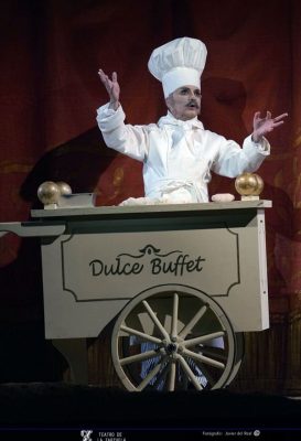 Enrique Viana como la pastelera