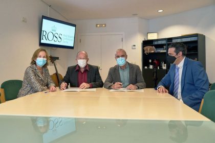 El maestro Marc Soustrot firma su contrato con la ROSS