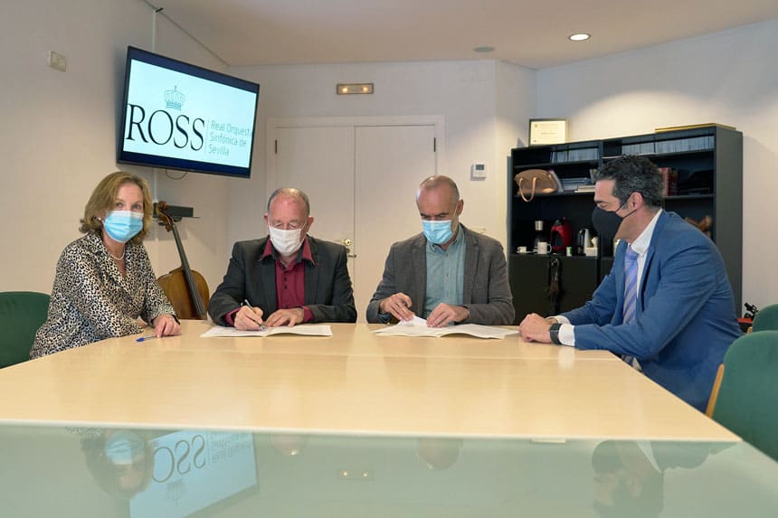 El maestro Marc Soustrot firma su contrato como nuevo director titular y artístico de la ROSS