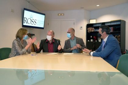 El maestro Marc Soustrot firma su contrato con la ROSS