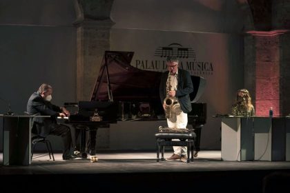 Josu de Solaun, Josep Lluís Galiana y Glòria Tello en una de las improvisaciones musicales que interpretaron. © Live Music Valencia