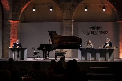 Josu de Solaun, Glòria Tello y Josep Lluís Galiana en la presentación del poemario Las grietas. © Live Music Valencia