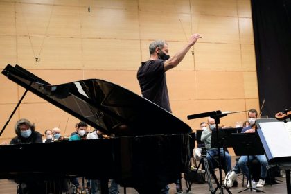 Elisabeth Leonskaja y Dima Slobodeniouk en el ensayo con la OSG de esta mañana en el Coliseum de A Coruña