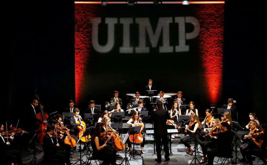 Vicent Pelechano y la Orquesta Sinfónica residente en la UIMP en el Teatro CASYC de Santander