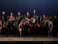 (acto III). Rosie Aldridge (Mrs. Sedley), Natalia Labourdette (segunda sobrina), Rocío Pérez (primera sobrina), Jacques Imbrailo (Ned Keene), actores y Coro Titular del Teatro Real
