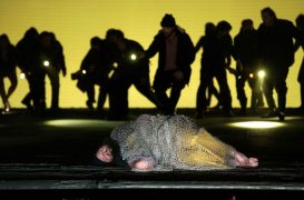 (Prólogo). Allan Clayton (Peter Grimes), actores y Coro Titular del Teatro Real