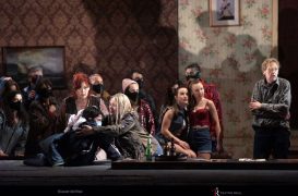 (acto I). Saul Esgueva (niño), Maria Bengtsson (Ellen Orford), Catherine Wyn-Rogers (Auntie), Labourdette (segunda sobrina), Rocío Pérez (primera sobrina), John Graham Hall (Bob Boles) y Coro Titular del Teatro Real