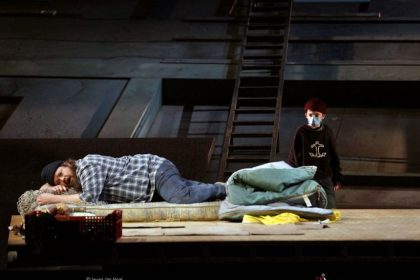 (acto II): Allan Clayton (Peter Grimes), Saul Esgueva (niño)