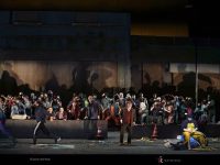 plano general (acto I). Solistas, actores y Coro Titular del Teatro Real.
