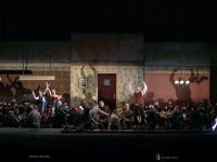 plano general (acto I). Solistas, actores y Coro Titular del Teatro Real.