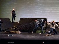(acto II). Saul Esgueva (niño), John Graham-Hall (Bob Boles), Allan Clayton (Peter Grimes), Maria Bengtsson (Ellen Orford)