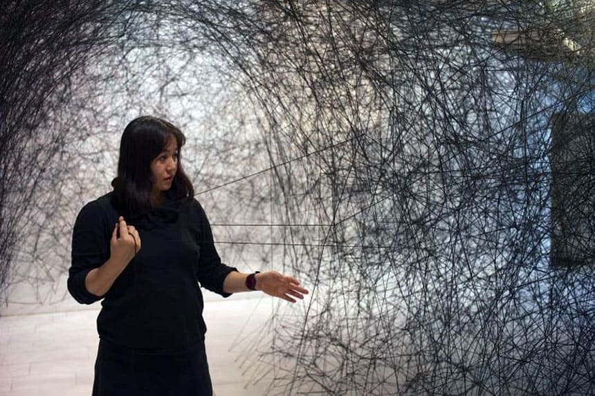 La artista Chiharu Shiota hace físico el «Winterreise» de Schbuert con una instalación en la sala Miralls del Liceu