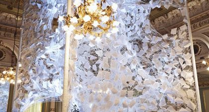 La artista Chiharu Shiota hace físico el "Winterreise" de Schbuert con una instalación en la sala Miralls del Liceu