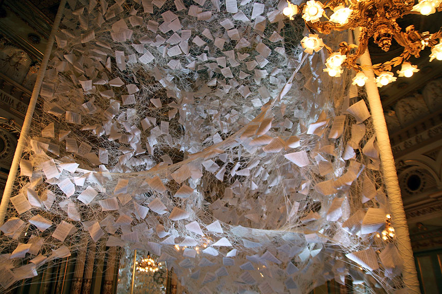 La artista Chiharu Shiota hace físico el «Winterreise» de Schbuert con una instalación en la sala Miralls del Liceu