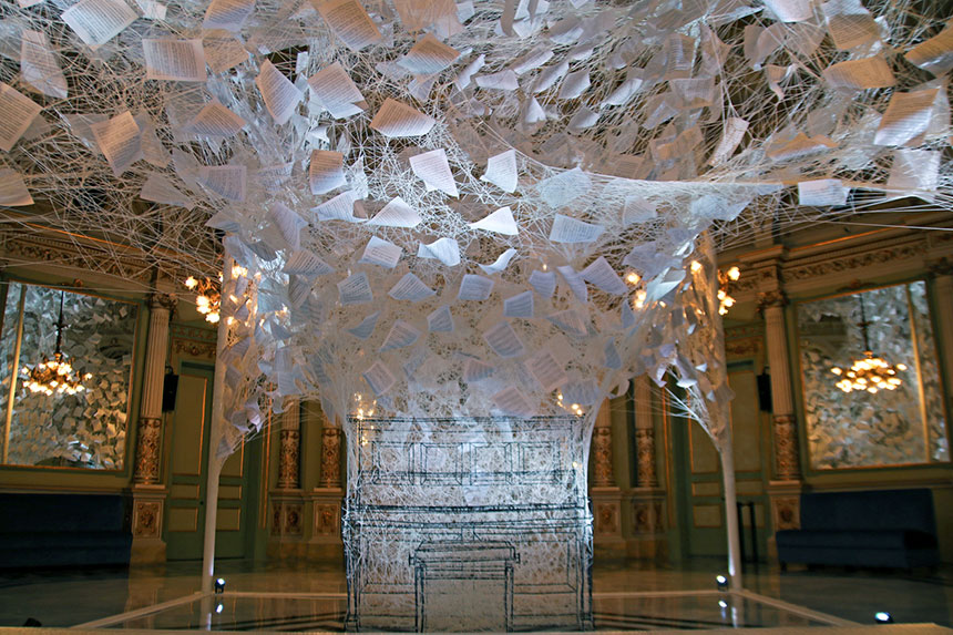 La artista Chiharu Shiota hace físico el «Winterreise» de Schbuert con una instalación en la sala Miralls del Liceu