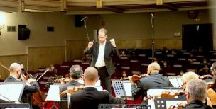 el_ganador_dirigiendo_la_orquesta_en_la_final-