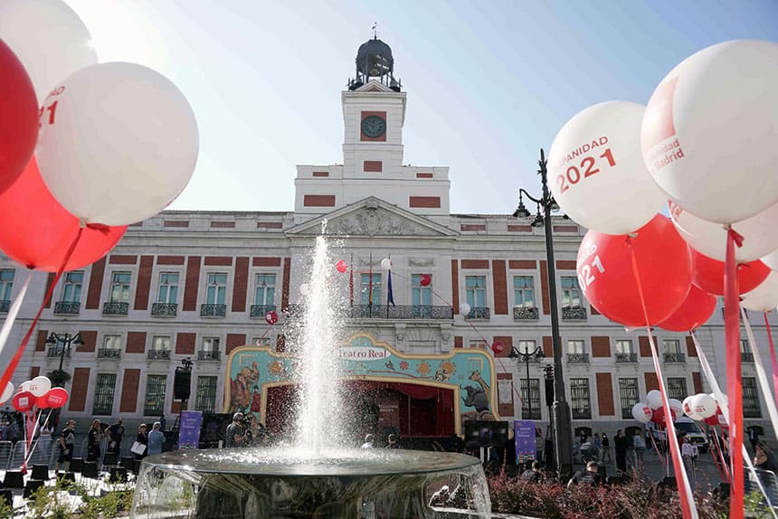 El Teatro Real celebra el Día Mundial de la Ópera con actuciones en su carroza en Plaza de Isabel II