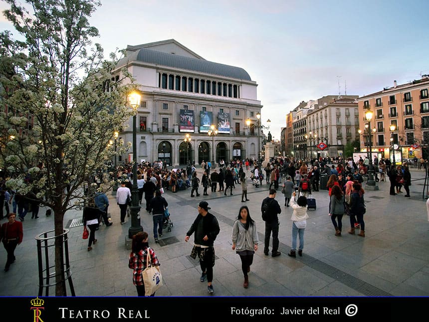 El Teatro Real celebra el Día Mundial de la Ópera con actuciones en su carroza en Plaza de Isabel II