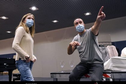 Las horas vacías, viaje al centro de la soledad: Primera versión escenificada de Teatros del Canal y Teatro Real Sonia de Munk y José Luis Arellano