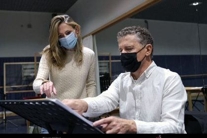 Las horas vacías, viaje al centro de la soledad: Primera versión escenificada de Teatros del Canal y Teatro Real Sonia de Munk y Alexis Soriano