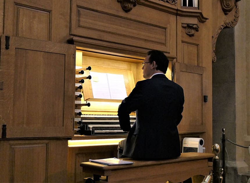 Bach en las mejores manos: Jean-Baptiste Robin, organista titular de Versalles, inaugura el ciclo Bach Vermut Bach en las mejores manos: Jean-Baptiste Robin, organista titular de Versalles, inaugura el ciclo Bach Vermut