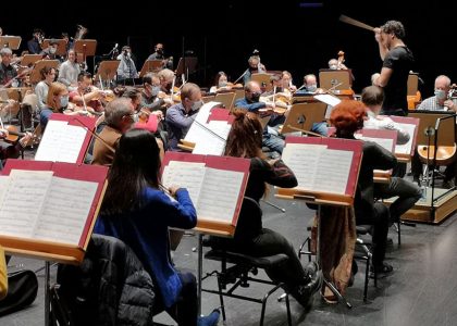 El director Iván Palomares durante un ensayo